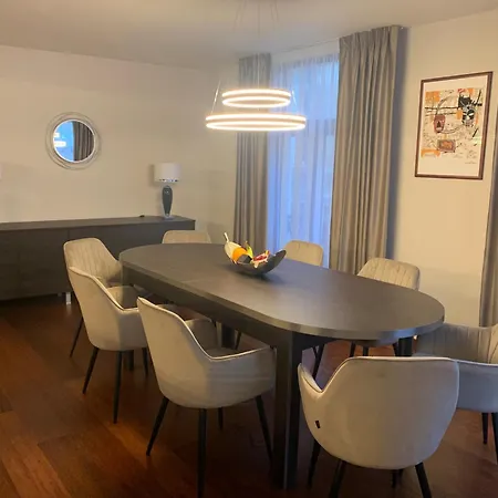 아파트 Botanique Airbnb, *