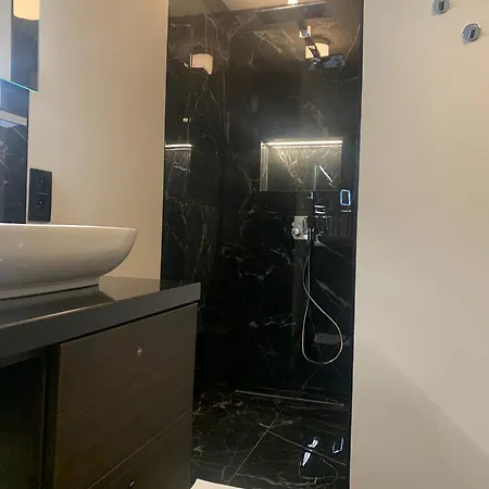 Botanique Airbnb, 아파트 *