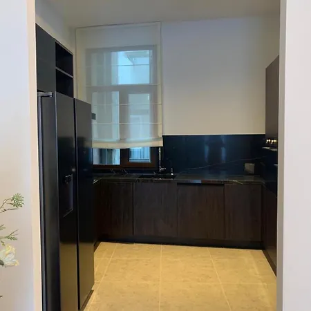 아파트 Botanique Airbnb, *