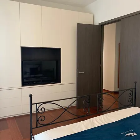 Apartment Botanique Airbnb, *