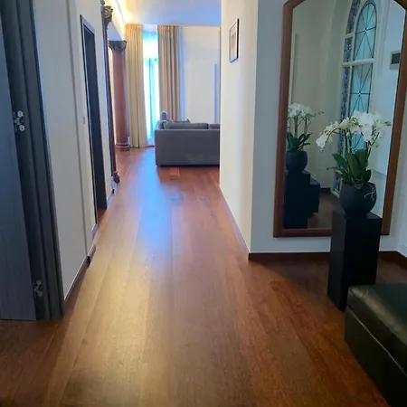 Apartment Botanique Airbnb, *